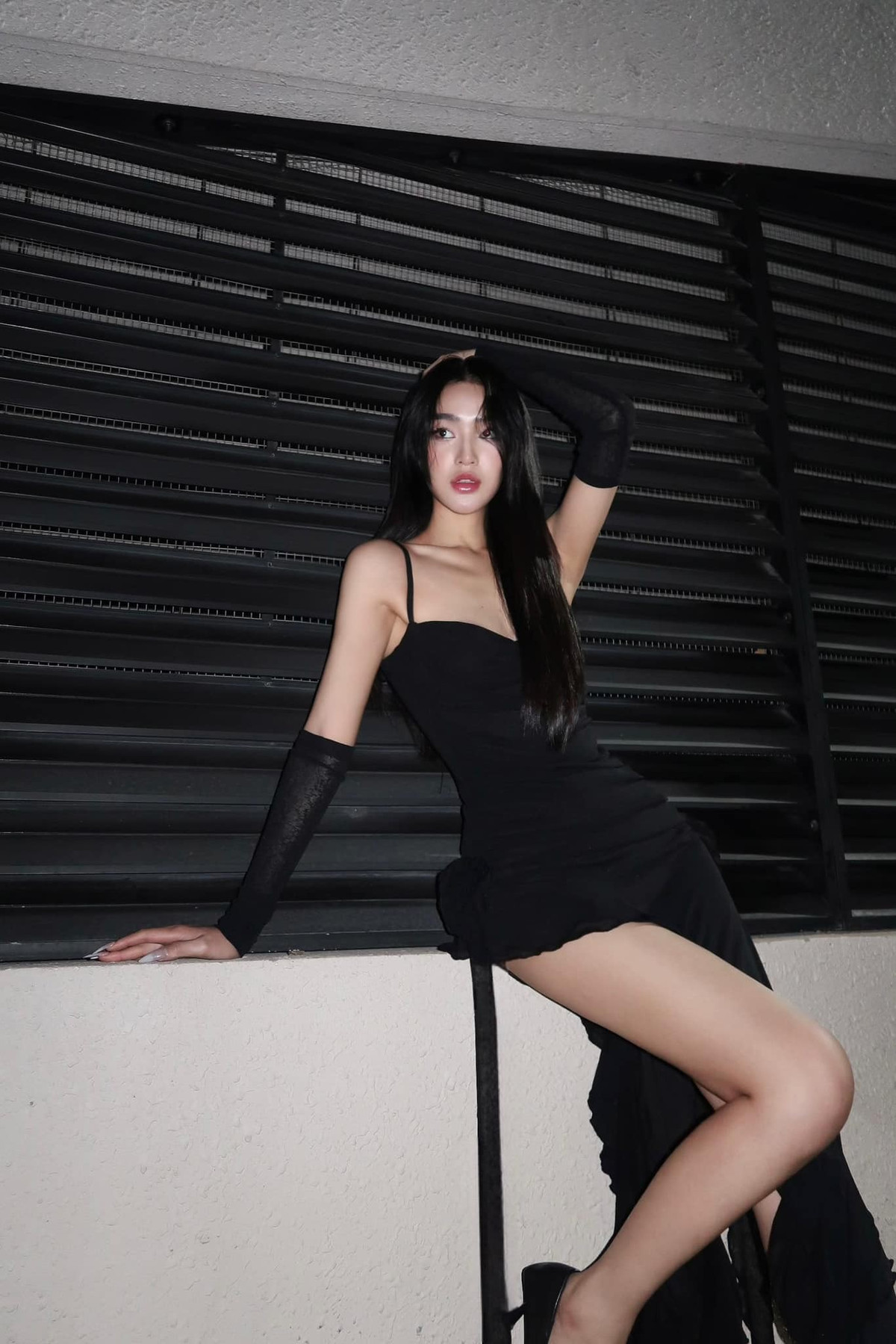 Đặc biệt, làn da trắng mịn cùng mái tóc đen dài óng ả càng khiến cho nhan sắc của Cù Thị Trà thêm phần rạng rỡ và nổi bật.