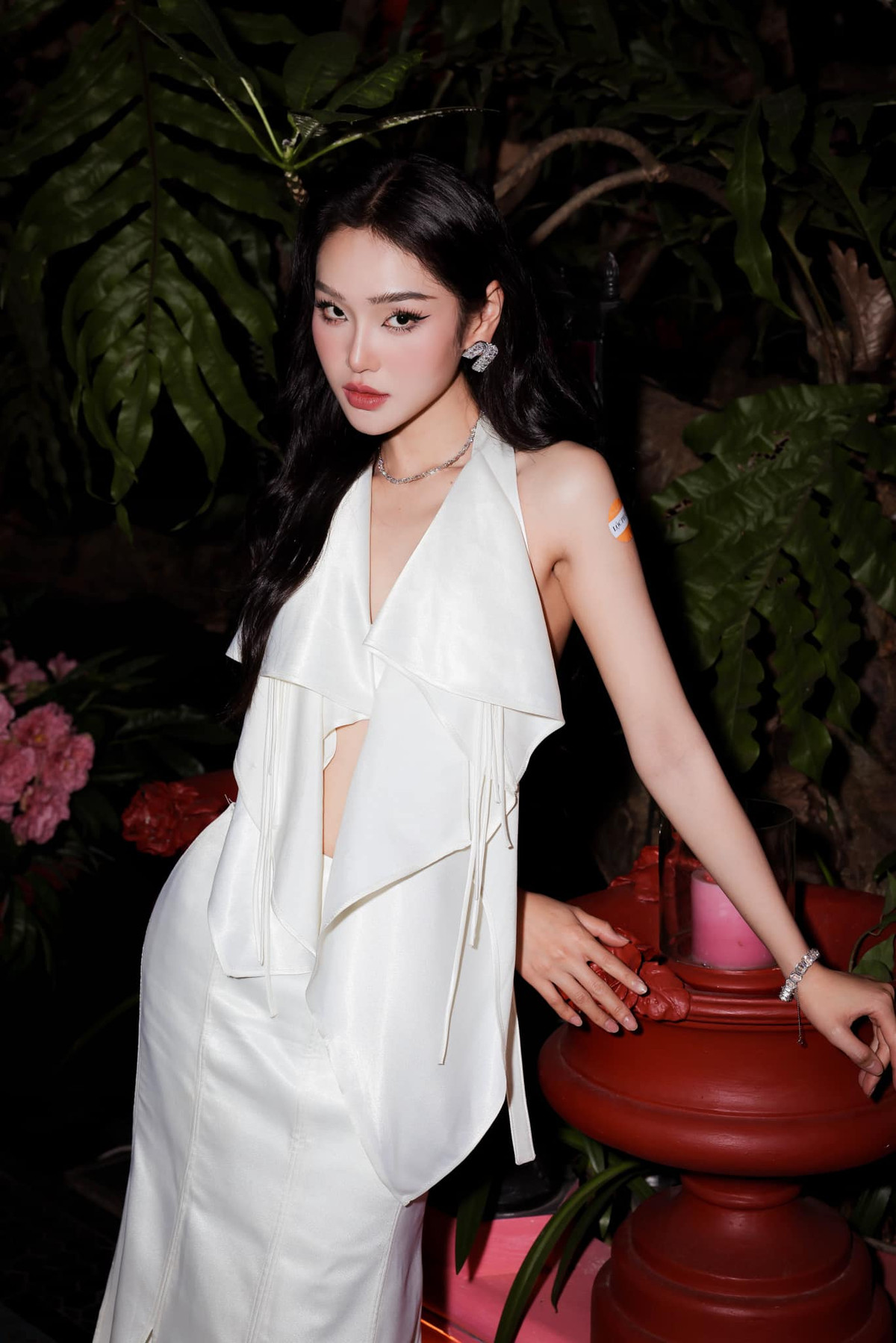 Cô tốt nghiệp Đại học Kinh tế Quốc dân nhưng lấn sân sang diễn xuất. Vai diễn hầu hết của cô chỉ dạng vai phụ, cần nhiều gian để minh chứng bản thân.