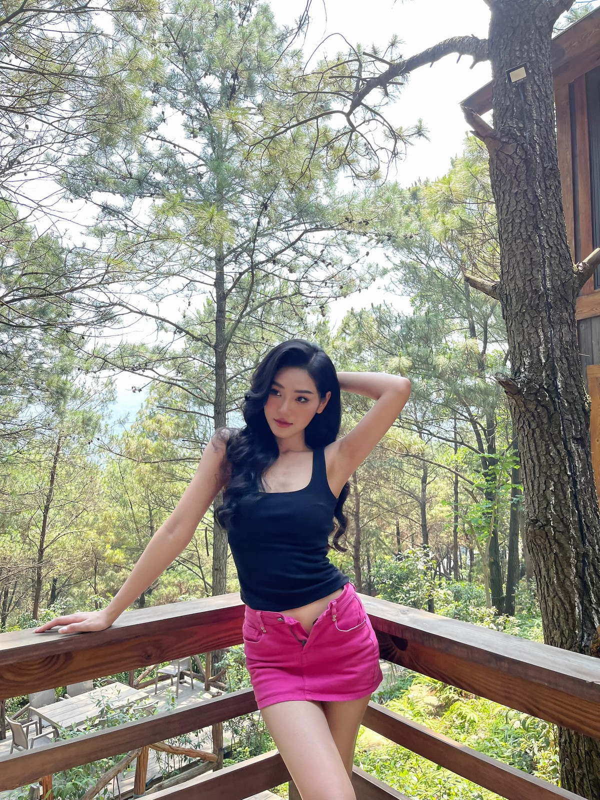 Cù Thị Trà ngoài đời sở hữu phong cách thời trang nữ tính, gợi cảm một cách tinh tế.