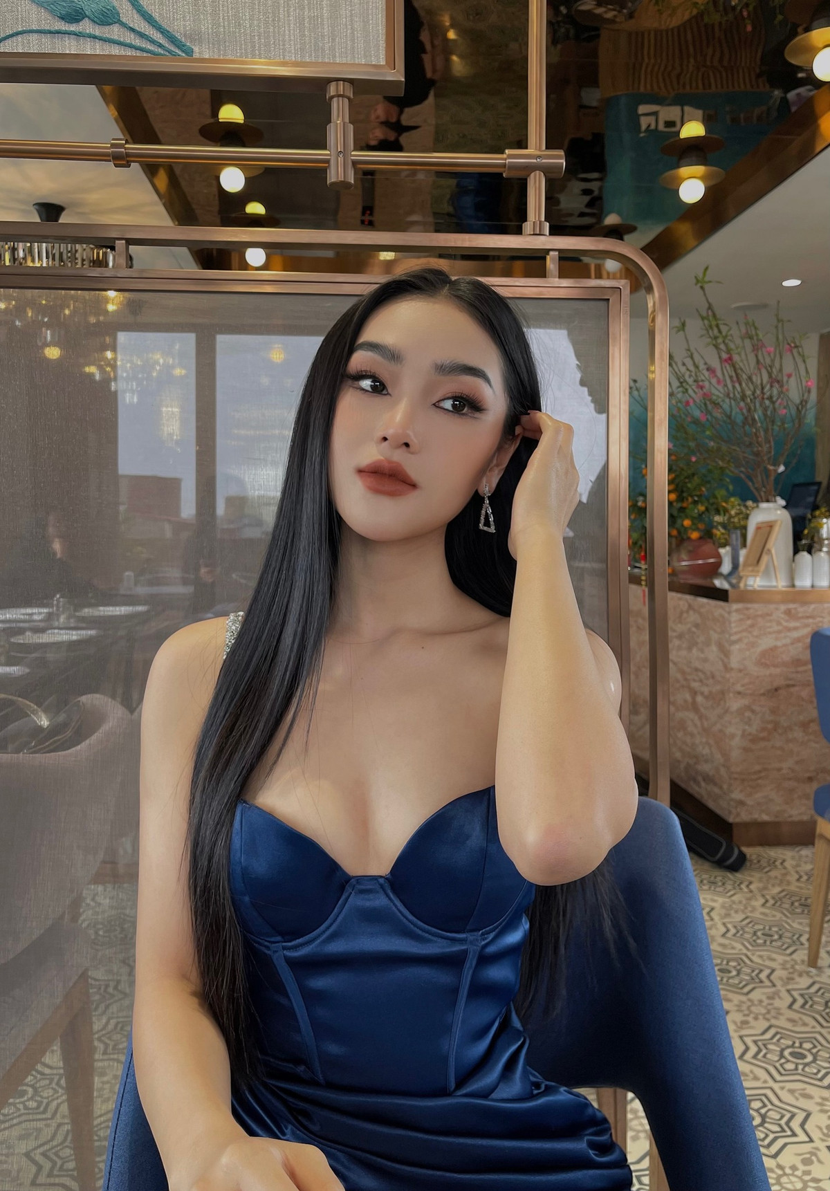 Nét đẹp của cô được nhận xét là hiện đại, sắc sảo với bờ môi dày gợi cảm và đường nét khuôn mặt thanh tú.