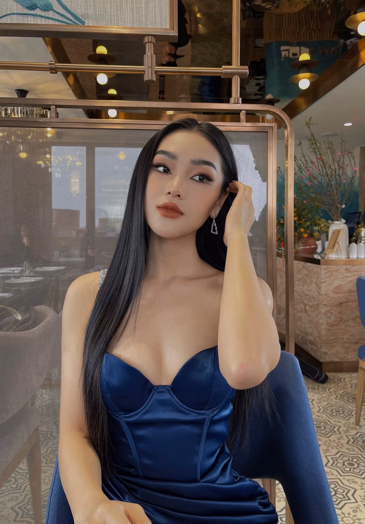 Nét đẹp của cô được nhận xét là hiện đại, sắc sảo với bờ môi dày gợi cảm và đường nét khuôn mặt thanh tú.