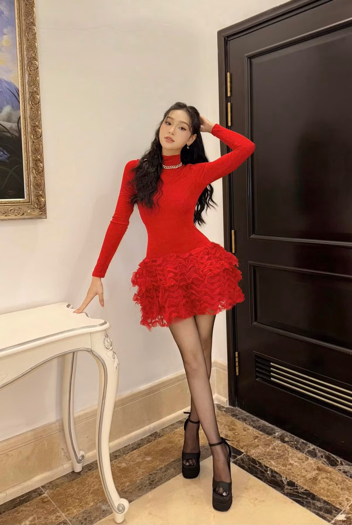 Cô thường xuyên diện những bộ trang phục gợi cảm, khoe được vóc dáng nuột nà của mình.