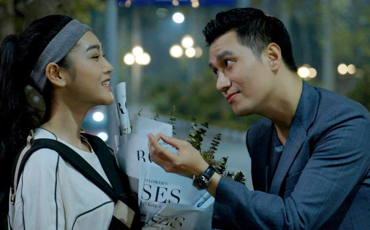 Diễn viên Cù Thị Trà đảm nhận vai vận động viên đấu kiếm Đông trong phim "Những nẻo đường gần xa". Người đẹp 9X gây bất ngờ vì xuất hiện với vẻ ngoài nữ tính, chứ không khiến người xem tức giận như lúc đóng tiểu tam Anh Thu ở "Chúng ta của 8 năm sau".