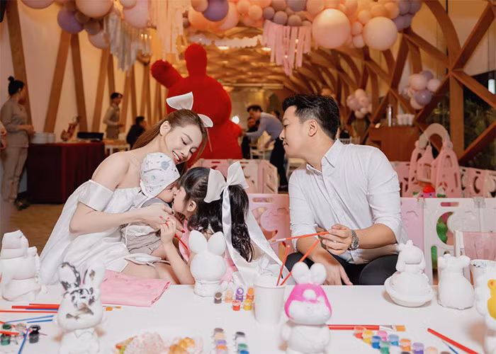 Vợ chồng Nhã Phương - Trường Giang chào đón con trai thứ hai, bé Hope, vào ngày 6/10/2023.