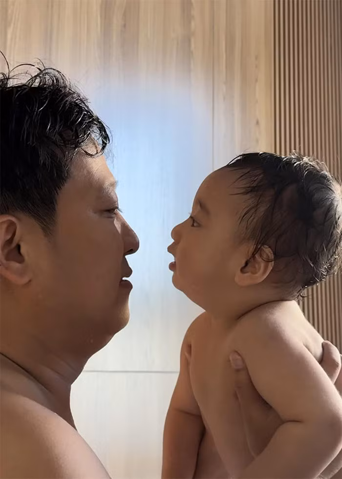 Bé Hope được nhiều người khen là giống bố Trường Giang. (Ảnh: FB Nabi Nhã Phương)