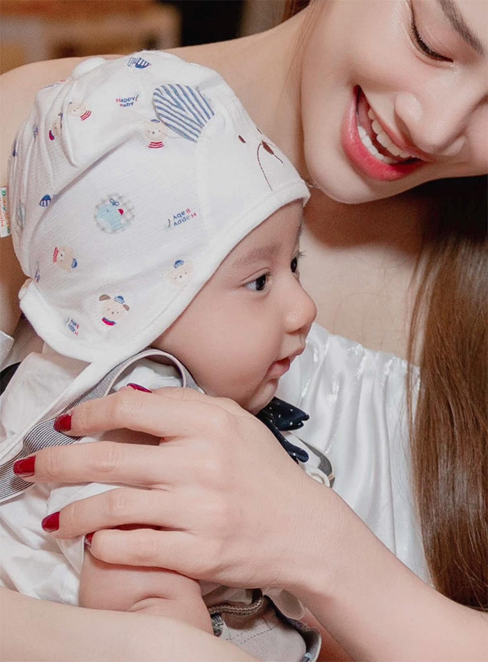 Trên trang cá nhân, Nhã Phương khoe loạt ảnh gia đình và hình ảnh cận mặt con trai khi quý tử 3 tháng tuổi. "Em bé của mẹ khi tròn 3 tháng, nhanh quá sắp tròn 1 tuổi rồi", nữ diễn viên viết. (Ảnh: FB Nabi Nhã Phương)