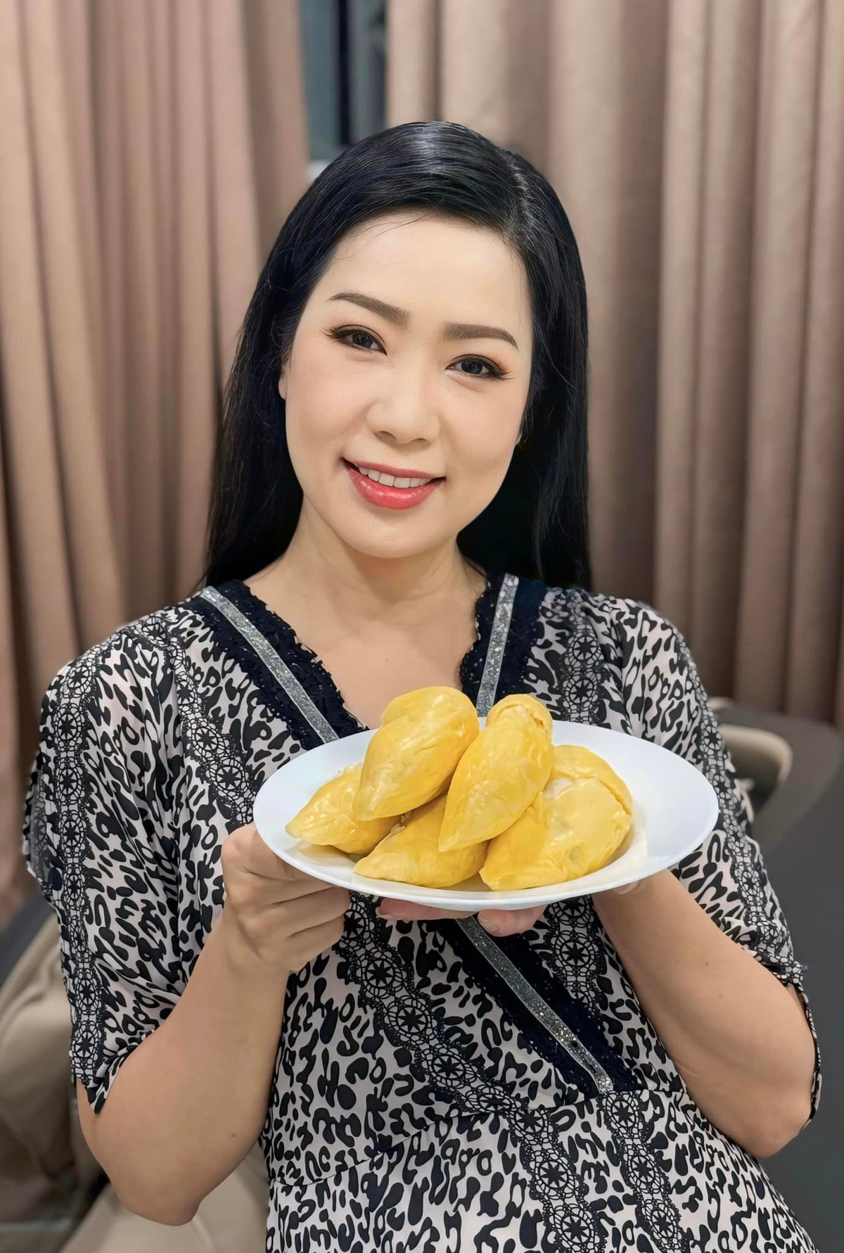 NSND Trịnh Kim Chi hào hứng khi được tặng sầu riêng. Ảnh: FB Trịnh Kim Chi