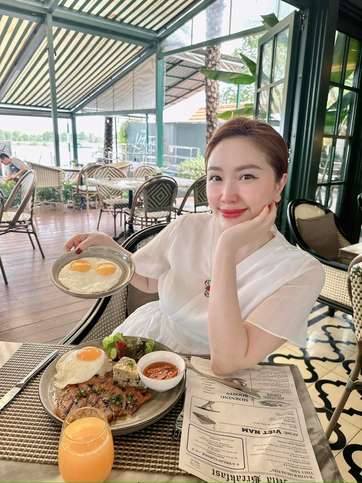 Bảo Thy thưởng thức bữa ăn thịnh soạn, không quên mời dân mạng. Ảnh: FB Bảo Thy