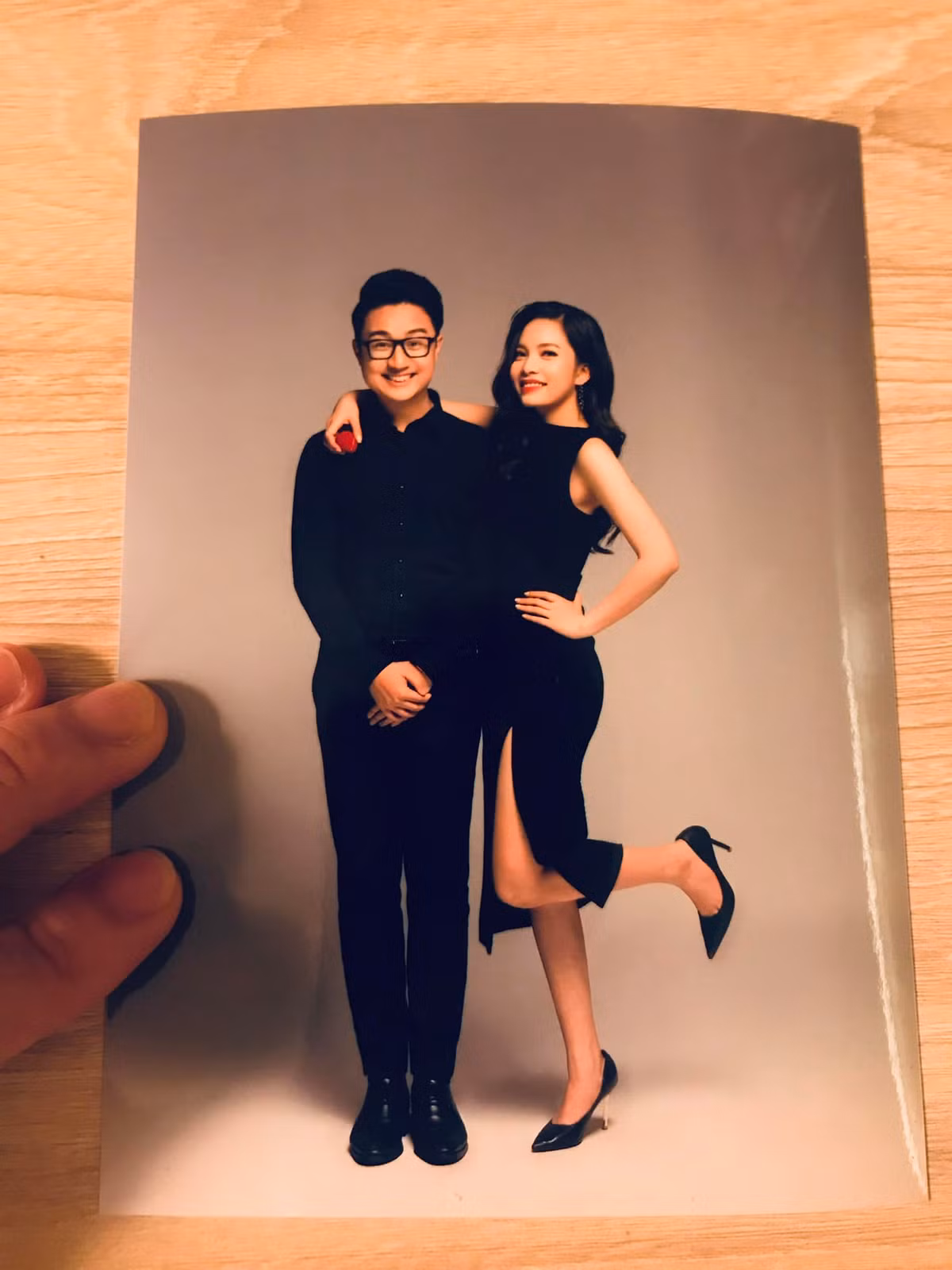 Nam MC và bà xã xinh đẹp đã có hơn 10 năm bên nhau. Ảnh: FBNV