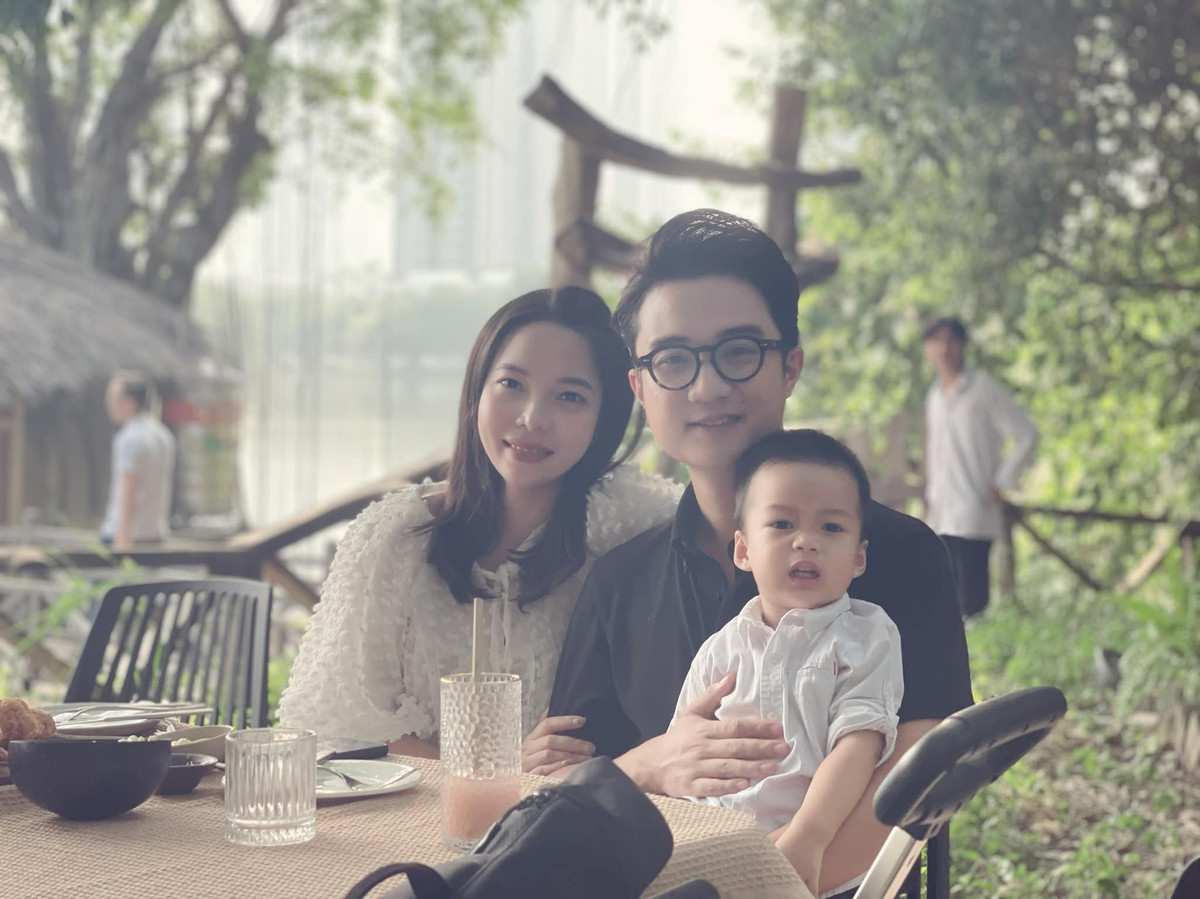 Sơn Lâm chính là mối tình đầu của bà xã. Nhờ vào sở thích và tính cách hòa hợp mà cả hai đã chia sẻ được nhiều điều trong cuộc sống. Ảnh: FBNV