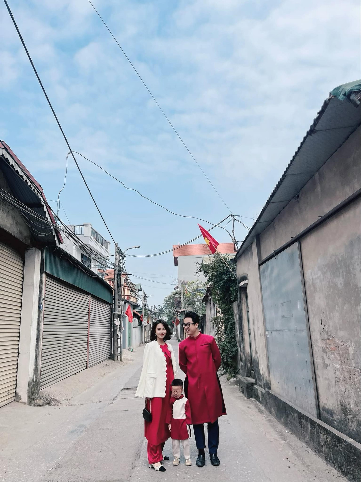 Dương Sơn Lâm là gương mặt quen thuộc trên sóng VTV, chịu trách nhiệm chuyên mục "Điểm tuần" của "Chuyển động 24h". Khác xa hình ảnh nam MC gây dấu ấn nhờ phong cách dẫn thẳng thắn, hài hước, ở ngoài đời Sơn Lâm còn nổi tiếng yêu chiều vợ, là người bố mẫu mực trong gia đình. Ảnh: FBNV