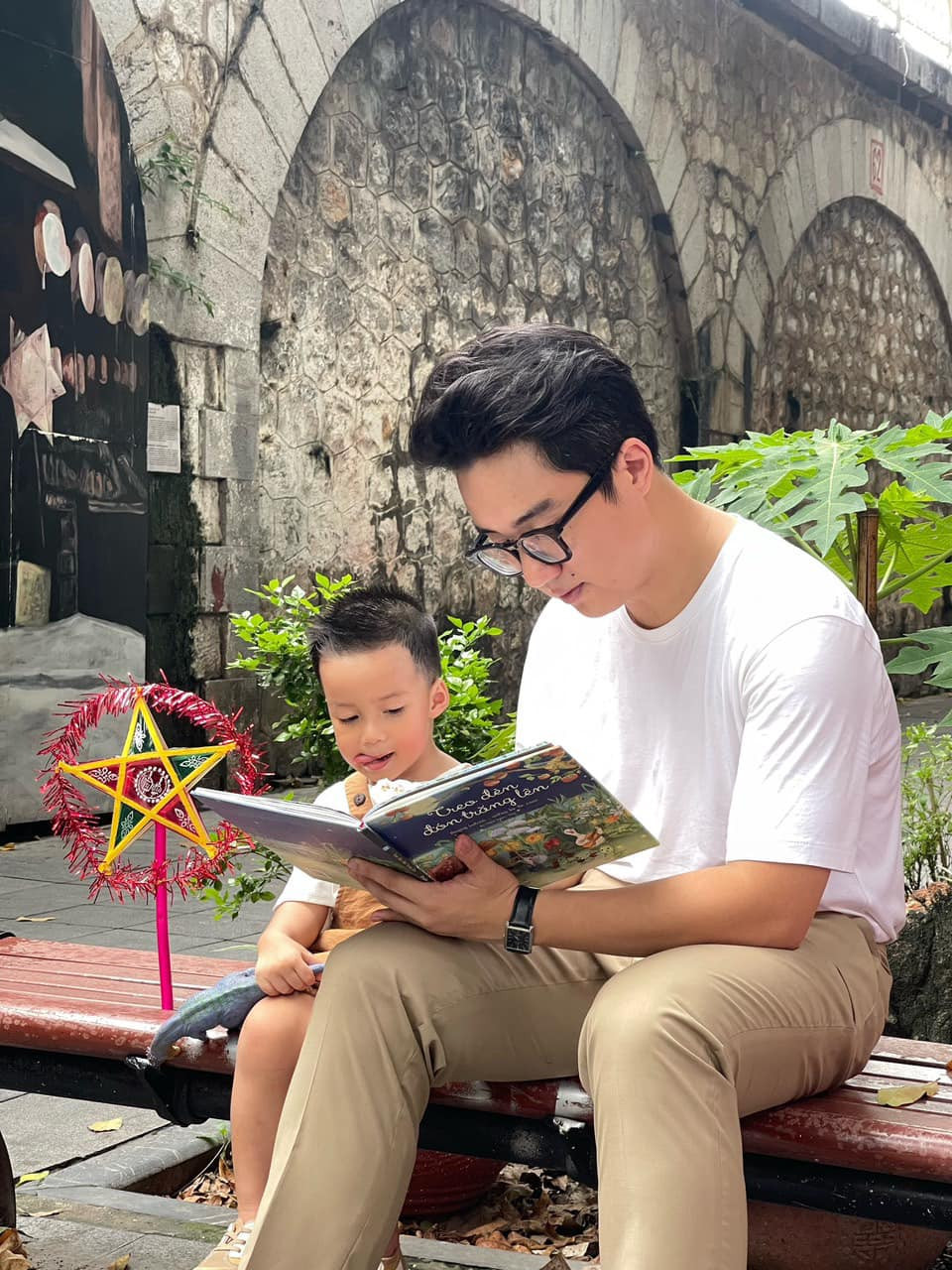 Cuộc sống hôn nhân của hai vợ chồng nam MC khiến nhiều người ngưỡng mộ. Ảnh: FBNV