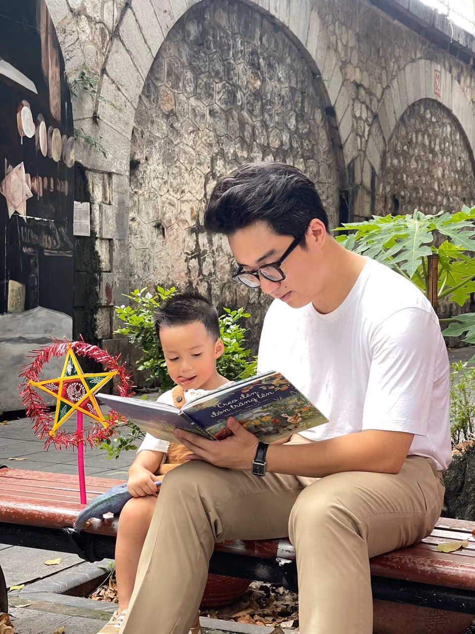 Cuộc sống hôn nhân của hai vợ chồng nam MC khiến nhiều người ngưỡng mộ. Ảnh: FBNV