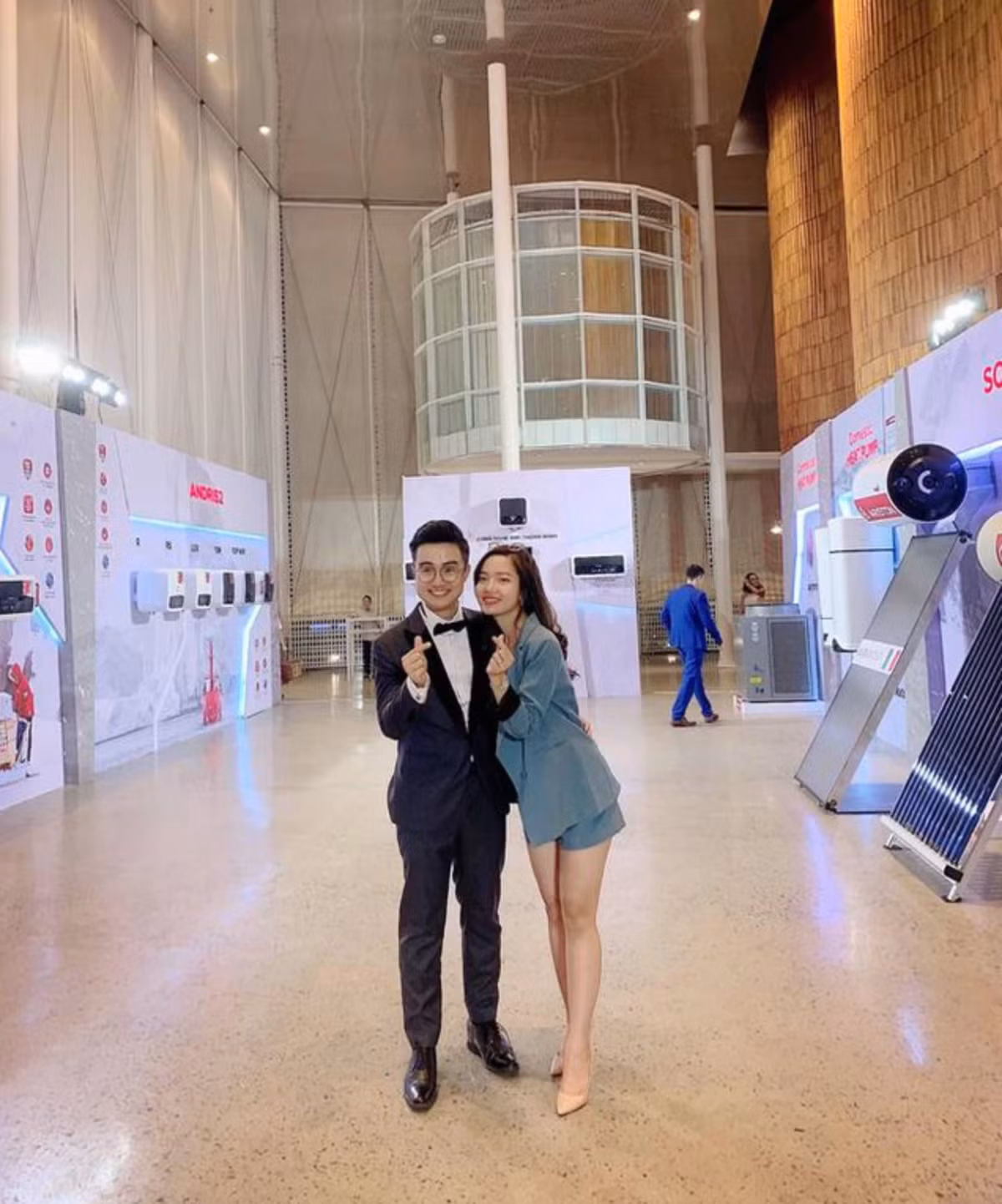 Trên trang cá nhân Sơn Lâm thường đăng tải những khoảnh khắc hài hước của mình và vợ, từ khoe những đoạn tin nhắn, hình ảnh hằng ngày đến việc đăng bài nịnh bà xã. Ảnh: FBNV