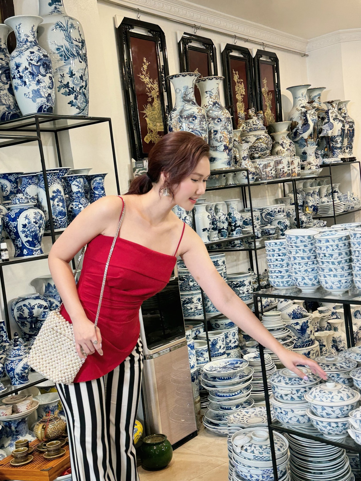 "Nhiều khán giả xem phim nhập tâm ghê, mấy vai diễn làm người tốt không chịu nhớ, chỉ làm người xấu vài lần mà trù rằng, mặt này cả đời chỉ vào vai phản diện, buồn ghê", diễn viên Hương Giang chia sẻ. Ảnh: FB Nguyễn Hương Giang