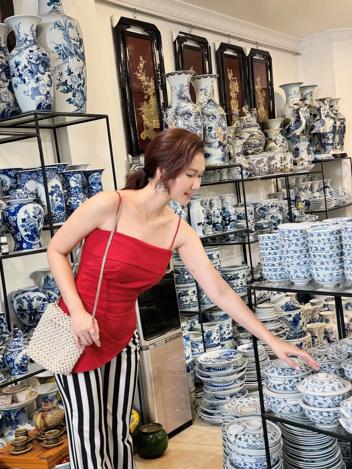 "Nhiều khán giả xem phim nhập tâm ghê, mấy vai diễn làm người tốt không chịu nhớ, chỉ làm người xấu vài lần mà trù rằng, mặt này cả đời chỉ vào vai phản diện, buồn ghê", diễn viên Hương Giang chia sẻ. Ảnh: FB Nguyễn Hương Giang