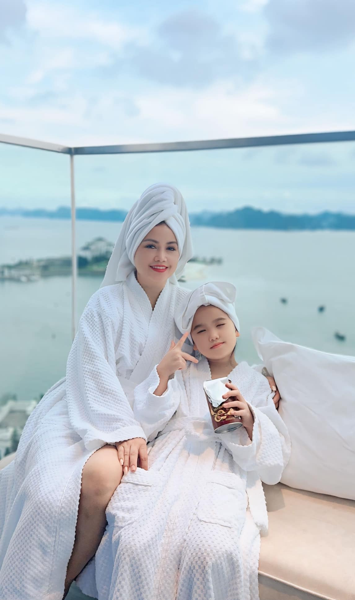 "Hai mẹ con Hoàng Yến đã có một buổi sáng thật tuyệt vời. Cảm giác bình yên và hạnh phúc lan tỏa khắp không gian", nữ diễn viên Hoàng Yến viết. Ảnh: FB Đào Hoàng Yến