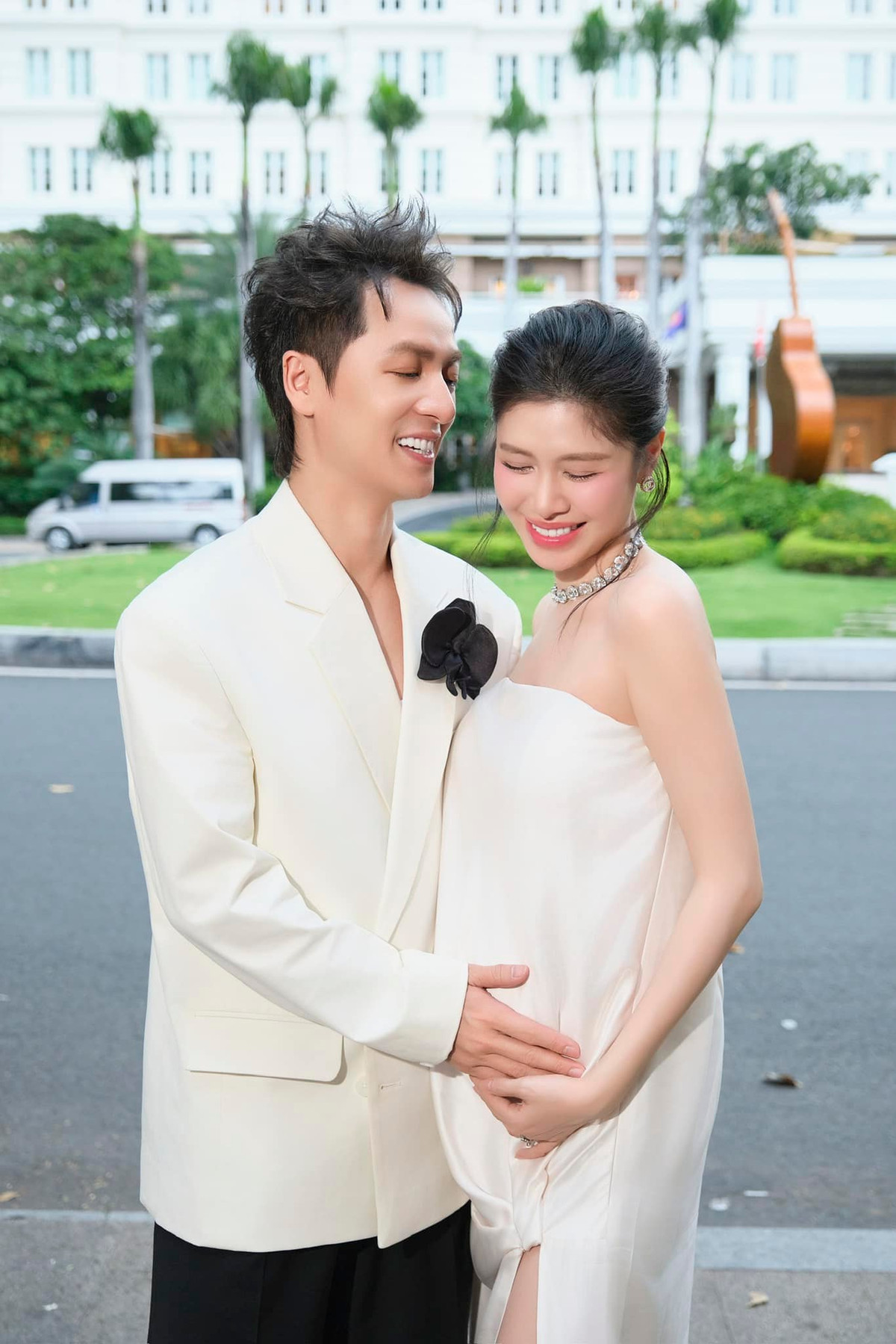 Ca sĩ Đăng Khôi chụp ảnh cùng vợ bầu. Ảnh: FB Dang Khoi Nguyen