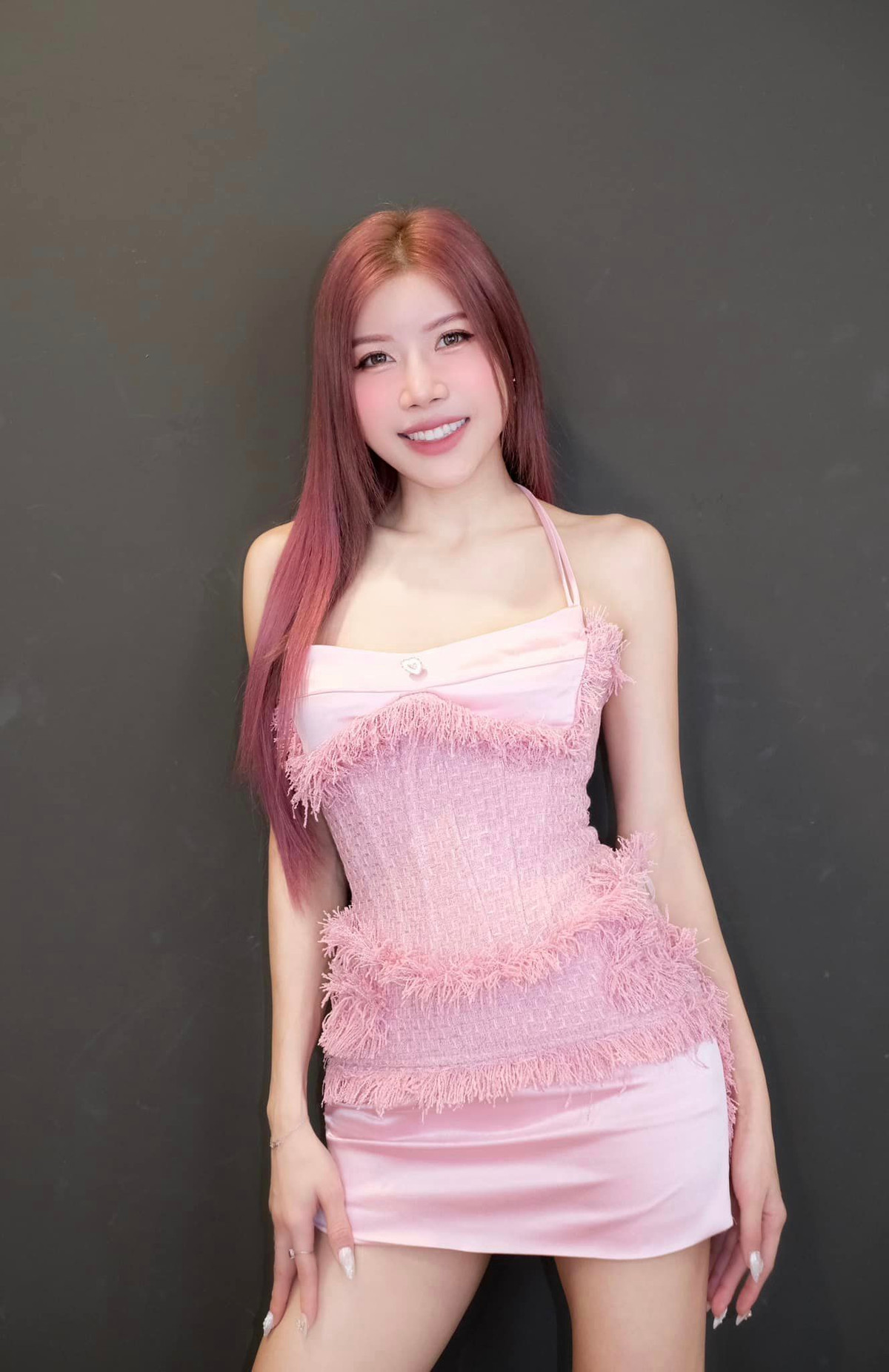 Trang Pháp viết: "Thích màu hồng và chưa muốn lấy chồng". Ảnh: FB Trang Phap