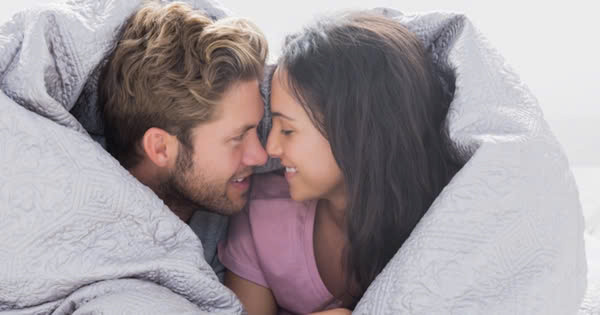  Không cởi hết đồ: Nếu như mùa hè, bạn thích ngắm cô ấy trong tình trạng "không mảnh vải che thân" thì trong những ngày thời tiết giá lạnh, bạn nên từ bỏ thói quen này. Bởi nó có thể khiến đối phương bị lạnh và ngại "yêu" lần sau. Tuy nhiên, hai bạn cũng không nên lạm dụng việc mặc quần áo. Đối phương sẽ hoàn toàn mất hứng nếu bạn lụp xụp áo len cổ lọ, thậm chí là cả áo phao hay quần nỉ khi ái ân. Những bộ quần áo dài mỏng sẽ thích hợp cho tình huống này. Ảnh minh họa