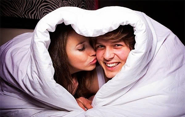  Không ái ân quá khuya: Các cặp đôi cần lưu ý khi "yêu" trời lạnh là không nên ân ái quá khuya. Bởi càng về đêm, nhiệt độ càng xuống thấp. Cả hai sẽ mất nhiều sức lực, mệt mỏi, toát nhiều mồ hôi, dễ bị nhiễm lạnh và gây nguy hiểm cho sức khỏe. Ảnh minh họa