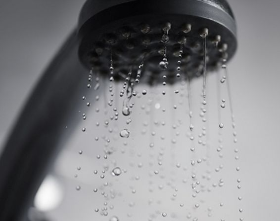  Tắm vòi sen hoặc bồn với nước ấm: Đây là giải pháp thích hợp cho mùa đông giá lạnh. Nước sẽ làm ấm cơ thể và tăng cảm giác thích thú, gợi cảm hơn, nhất là khi tắm trong bồn. Khi tắm, hãy thực hiện những thao tác massage phần đầu cho nhau bằng những động tác theo vòng tròn và chà xát nhẹ trong khoảng 10 phút giúp kích thích hưng phấn. Ảnh minh họa