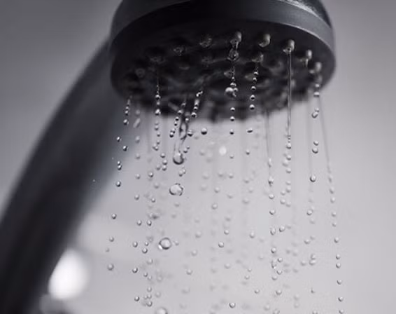  Tắm vòi sen hoặc bồn với nước ấm: Đây là giải pháp thích hợp cho mùa đông giá lạnh. Nước sẽ làm ấm cơ thể và tăng cảm giác thích thú, gợi cảm hơn, nhất là khi tắm trong bồn. Khi tắm, hãy thực hiện những thao tác massage phần đầu cho nhau bằng những động tác theo vòng tròn và chà xát nhẹ trong khoảng 10 phút giúp kích thích hưng phấn. Ảnh minh họa