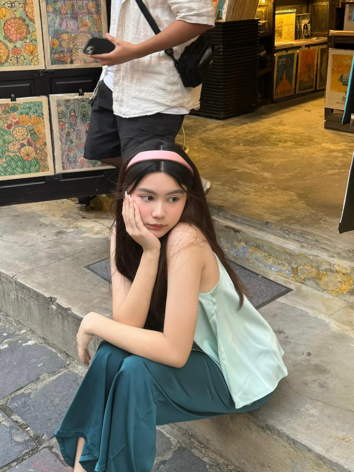 Cô bé có gương mặt khả ái kèm má lúm đồng tiền giống mẹ.