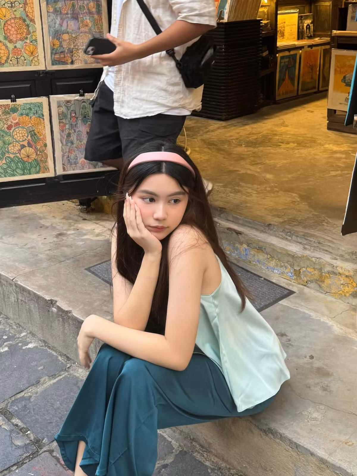 Cô bé có gương mặt khả ái kèm má lúm đồng tiền giống mẹ.