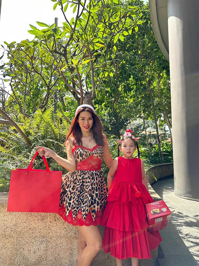 Bà bầu Hà Anh chọn những trang phục tôn dáng và gợi cảm khi ra ngoài.