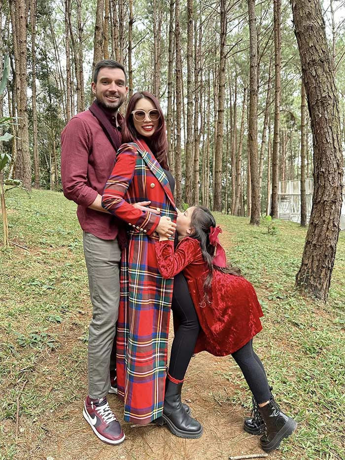 Hà Anh đang có cuộc sống hạnh phúc bên chồng ngoại quốc tên Olly Dowden và con gái Myla.