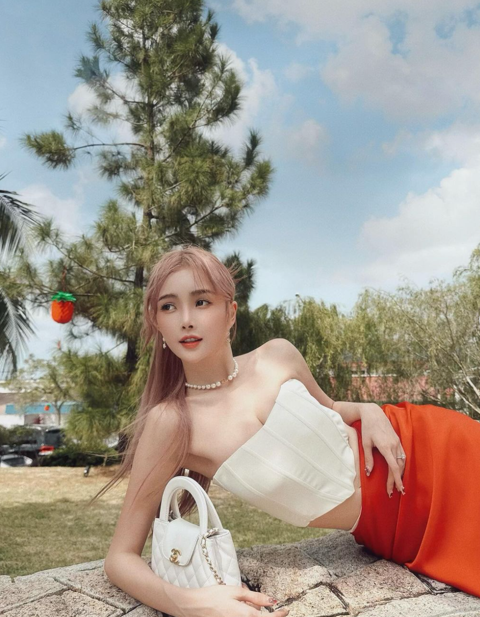 Cô ưa chuộng các bộ đầm bodycon, váy ngắn cúp ngực hoặc những bộ trang phục phối ren, xuyên thấu vừa vặn, giúp tôn lên những đường nét quyến rũ của cơ thể mà không quá phô trương.