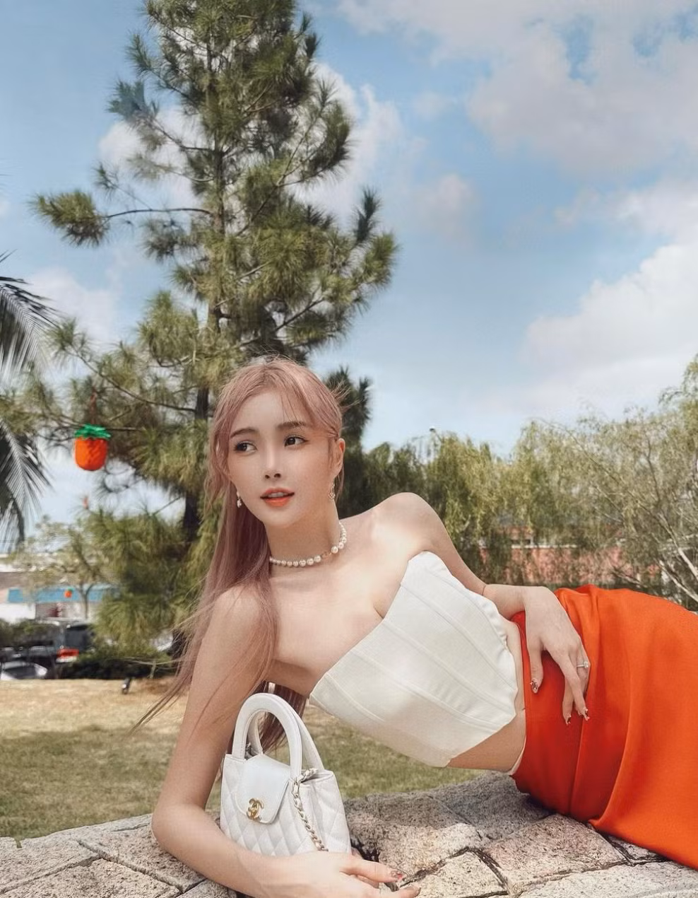 Cô ưa chuộng các bộ đầm bodycon, váy ngắn cúp ngực hoặc những bộ trang phục phối ren, xuyên thấu vừa vặn, giúp tôn lên những đường nét quyến rũ của cơ thể mà không quá phô trương.