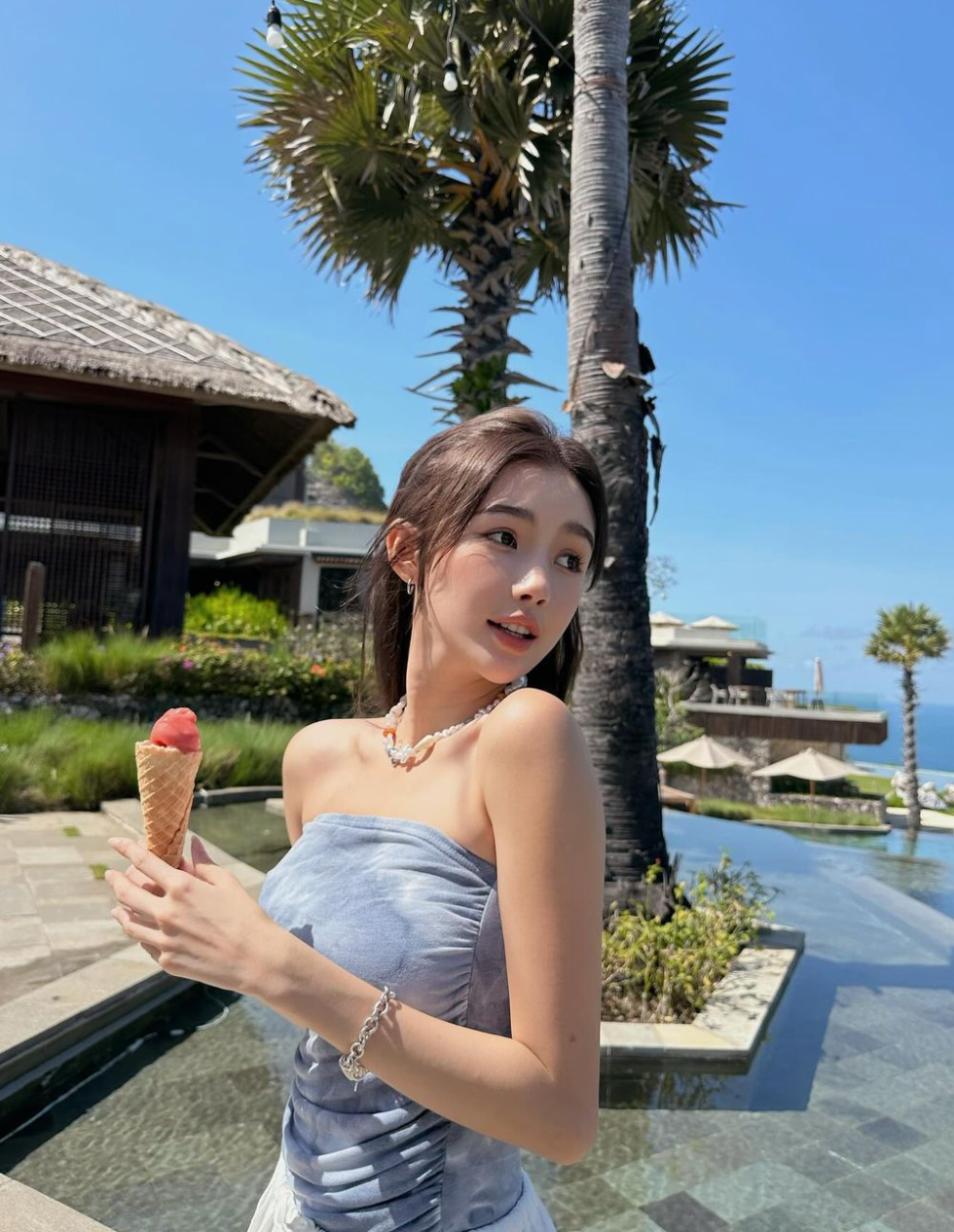 Những chiếc váy tông màu trung tính như trắng, đen hoặc nude là lựa chọn quen thuộc, giúp cô nổi bật trong mọi bối cảnh.