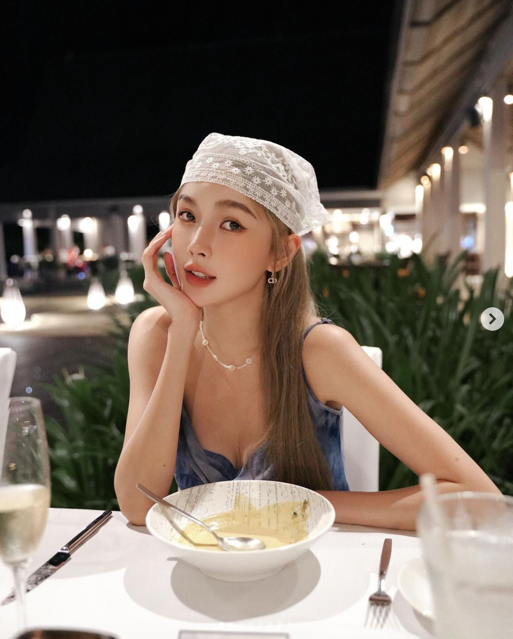 Dù đã là "mẹ một con" nhưng cô gái này vẫn giữ được vẻ ngoài trẻ trung, gợi cảm.