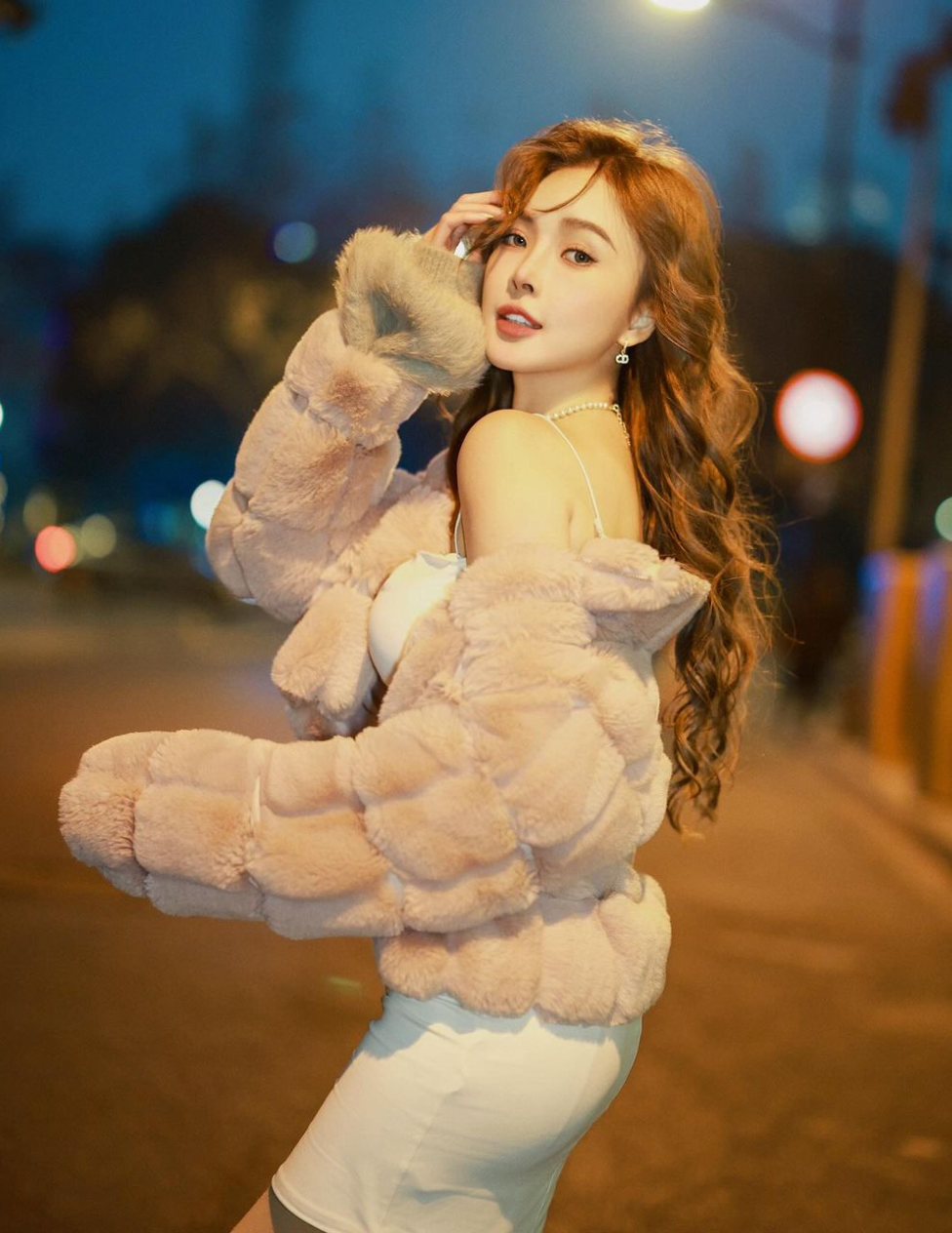 Từ những bộ váy bodycon ôm sát đến trang phục dạo phố năng động, mỗi lần xuất hiện, hot girl gợi cảm Diệc Phi đều khiến người hâm mộ không thể rời mắt.