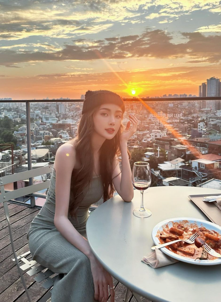 Phong cách thời trang bốc lửa là yếu tố giúp cô khẳng định cá tính mạnh mẽ và sự tự tin của mình.