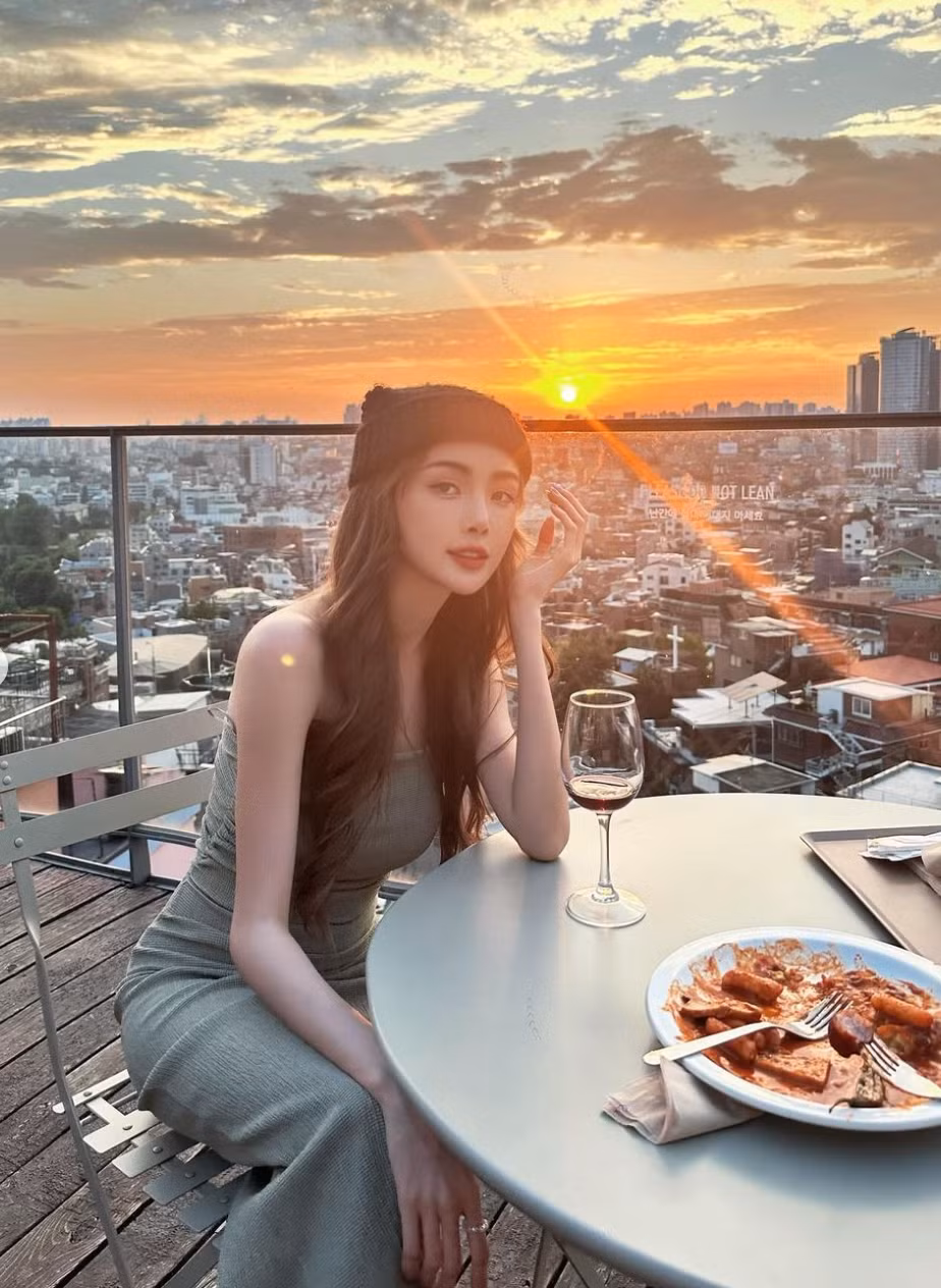 Phong cách thời trang bốc lửa là yếu tố giúp cô khẳng định cá tính mạnh mẽ và sự tự tin của mình.