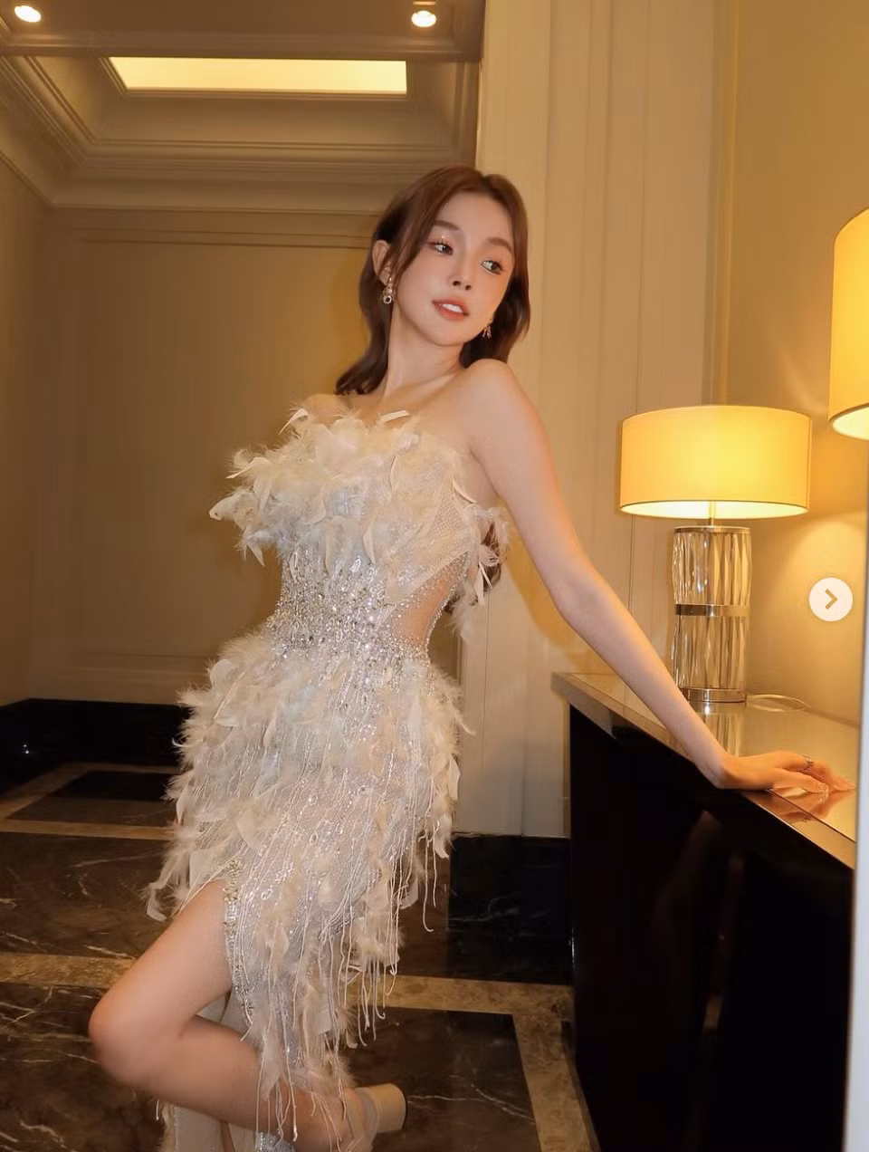 Sự đơn giản, trẻ trung này tạo cảm giác gần gũi mà vẫn đầy cuốn hút, phù hợp với hình ảnh năng động của một hot girl hiện đại.