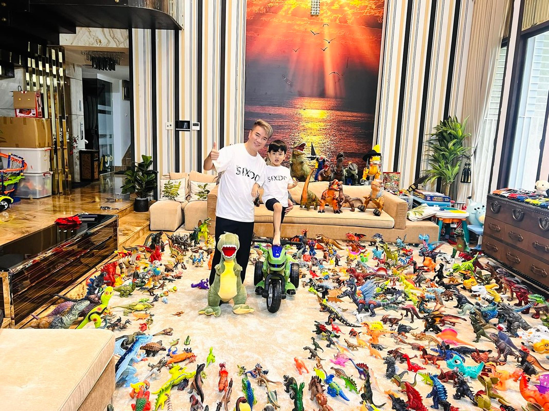Trong căn biệt thự hơn 60 tỷ đồng tại TP HCM, Đàm Vĩnh Hưng dành cả một căn phòng hoành tráng cho con trai bày biện rất nhiều món đồ chơi giá trị.