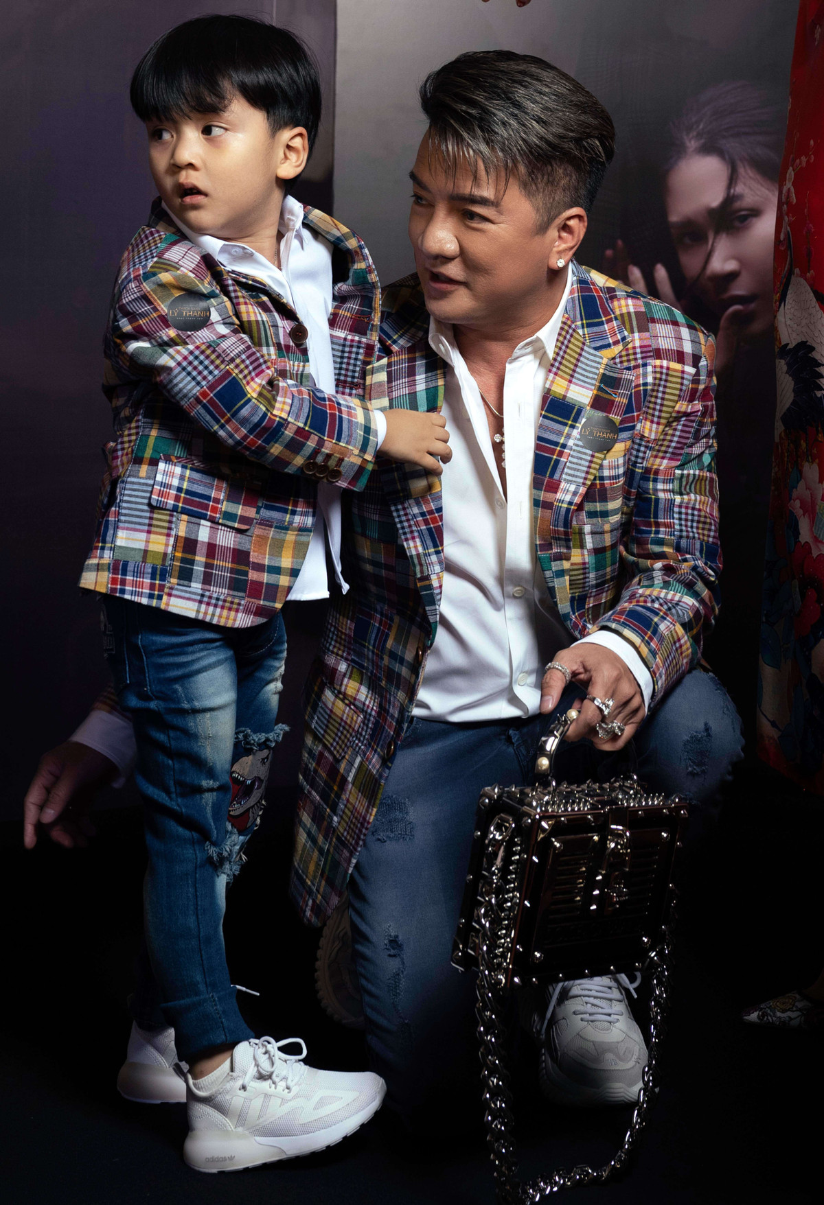 Nam ca sĩ thường xuyên sắm sửa cho con trai những bộ cánh hàng hiệu đắt đỏ, đến từ các thương hiệu danh tiếng.