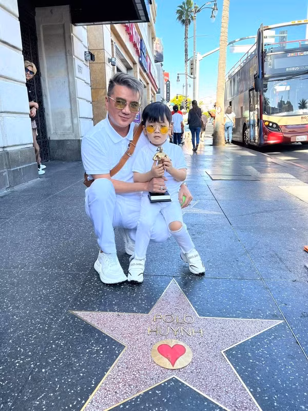 Polo Huỳnh còn được theo bố tham gia sự kiện, xuất hiện ở đâu cũng lên đồ ra dáng hot boy nhí, vô cùng sành điệu giống ông bố đam mê hàng hiệu.