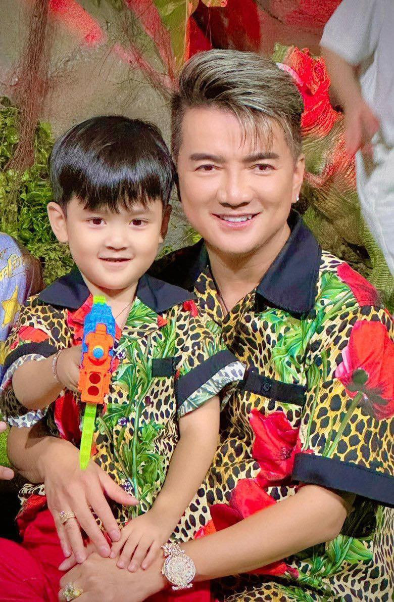 Cậu bé tự tin diện những bộ đồ hàng hiệu đắt tiền, kết hợp phụ kiện một cách hài hòa, tạo điểm nhấn.