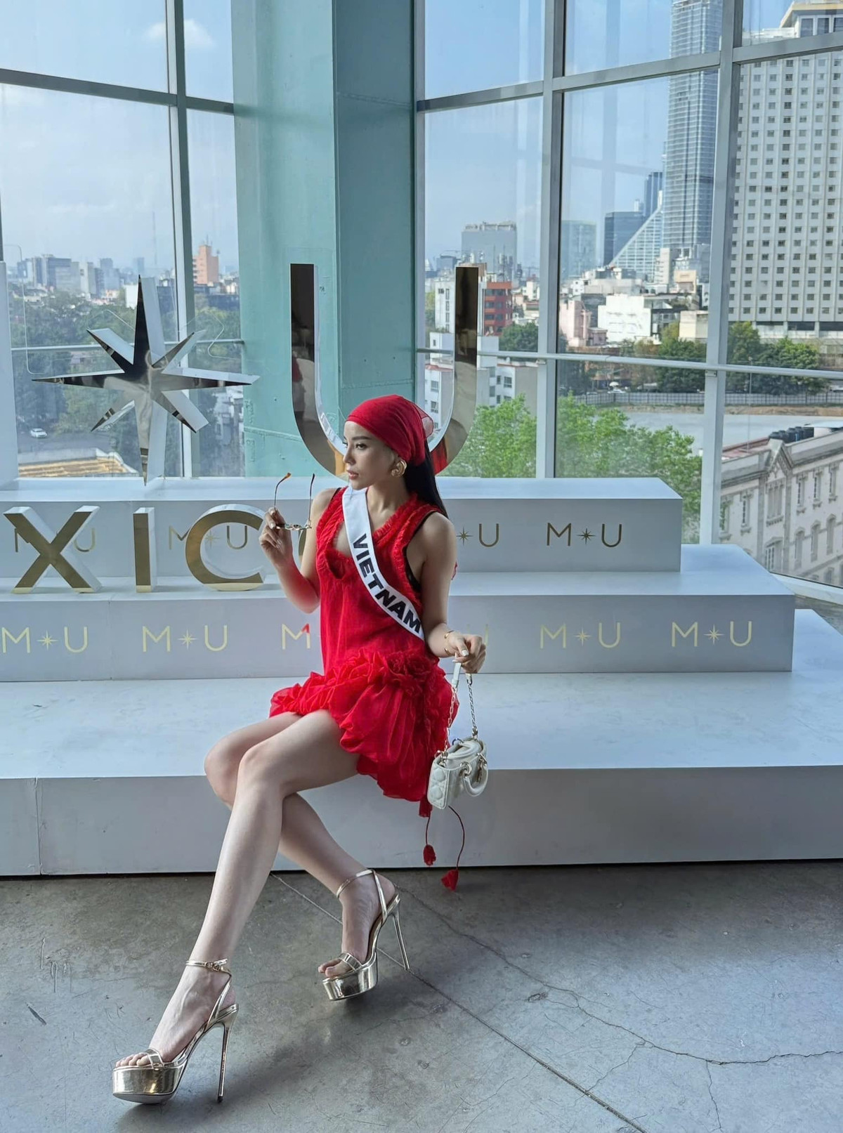 Được biết, cô mang 60 bộ trang phục cho hành trình tham gia cuộc thi. Ảnh: FB Hoa hậu Nguyễn Cao Kỳ Duyên