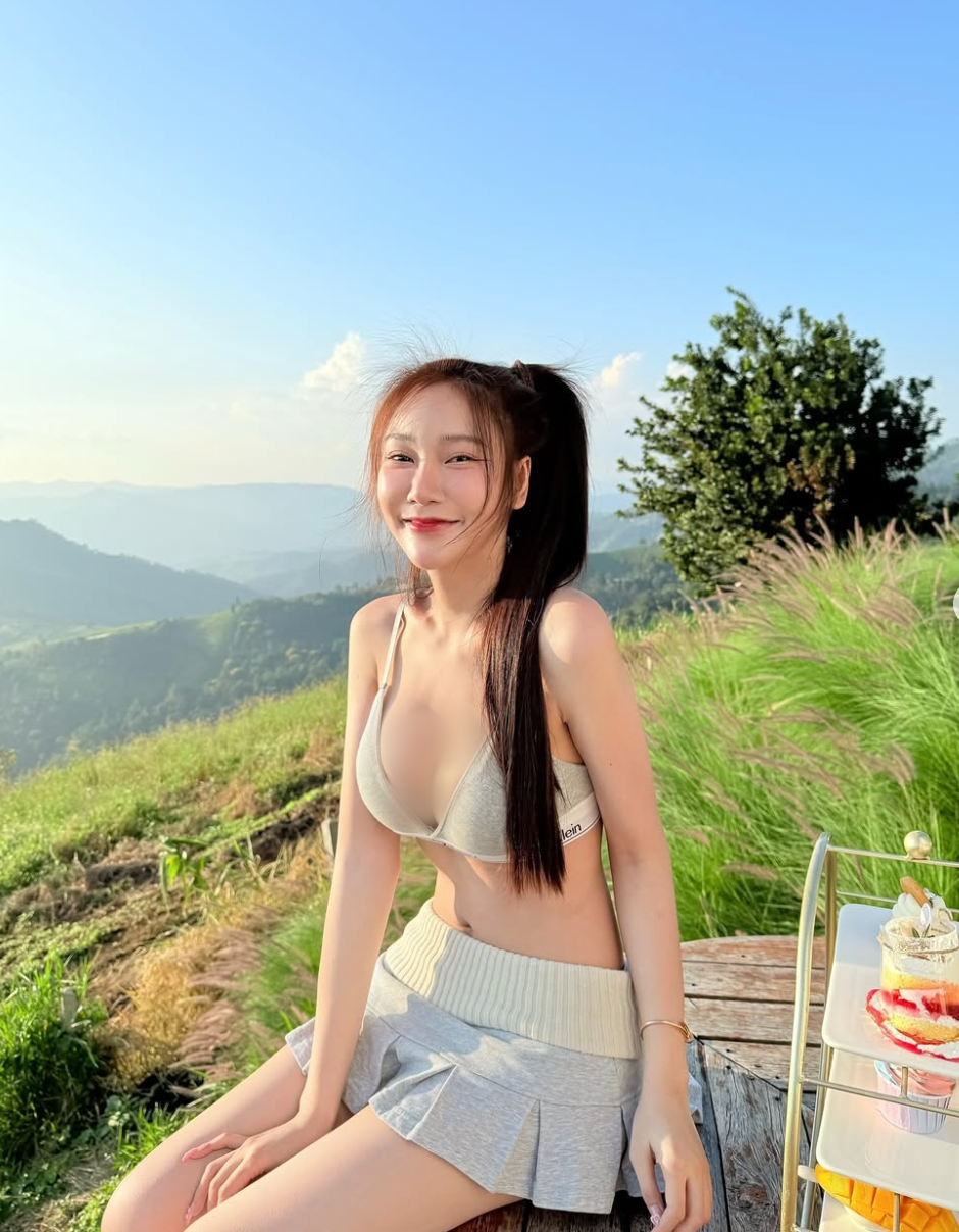 Natpaphat Ounboontan đã lên tiếng phân trần rằng trang phục của cô tuy có chút táo bạo nhưng không hề hở hang quá đà.