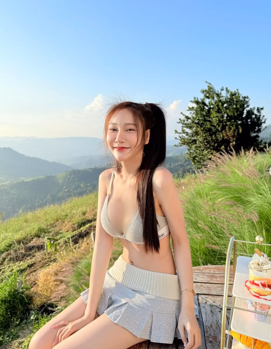 Natpaphat Ounboontan đã lên tiếng phân trần rằng trang phục của cô tuy có chút táo bạo nhưng không hề hở hang quá đà.