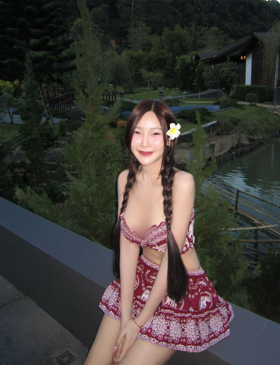 Hiểu rõ lợi thế ngoại hình của bản thân, hot girl xinh đẹp thường diện những set đồ xẻ sâu, trễ nải, khoe tối đa thân hình.