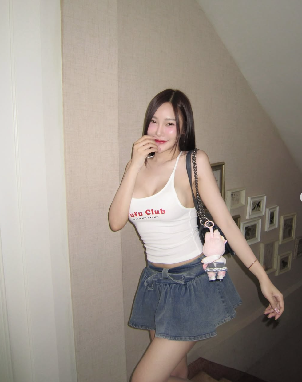 Vòng một nở nang được tôn lên khi cô nàng mặc trang phục xẻ ngực sâu.