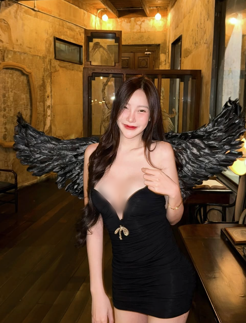 Dù ngắn, bó sát nhưng vẫn che được những nơi cần che, không quá nhức mắt, không hở những nơi yếu hại.