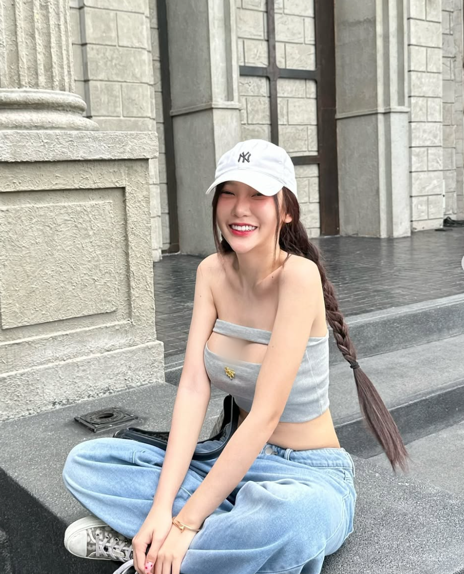 Cô chọn những kiểu áo khoét sâu chữ V hoặc khoét ngang để tôn lên vòng một đầy đặn.